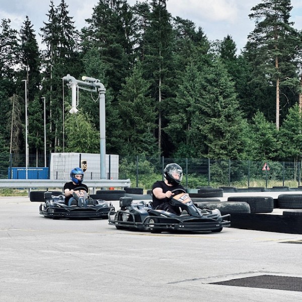 Ekipa BBT.si na kartingu v tekmovalnem duhu - team building 2025