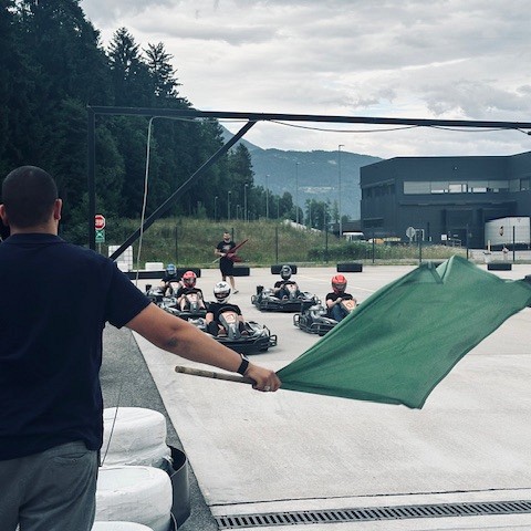 Ekipa BBT.si na kartingu v tekmovalnem duhu - team building 2025