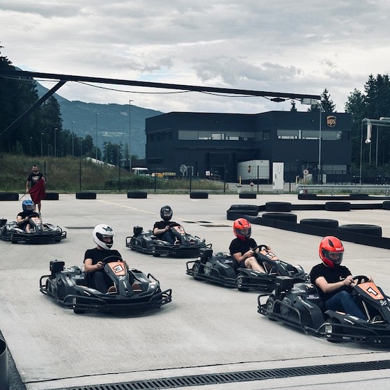 Ekipa BBT.si na kartingu v tekmovalnem duhu - team building 2025