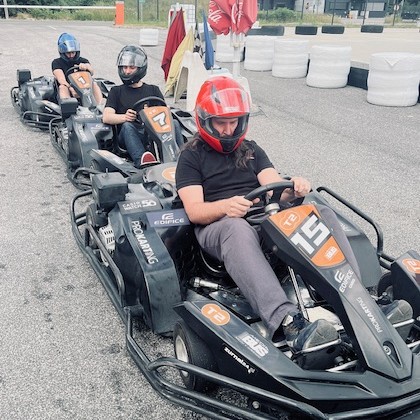 Ekipa BBT.si na kartingu v tekmovalnem duhu - team building 2025