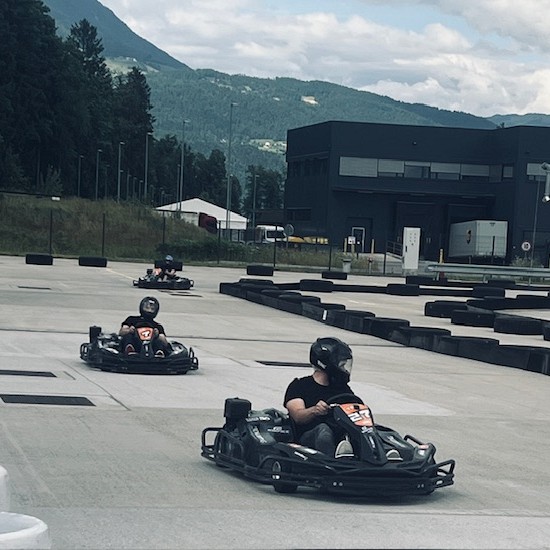 Ekipa BBT.si na kartingu v tekmovalnem duhu - team building 2025