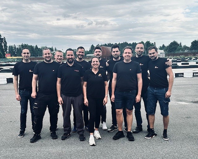 Ekipa BBT.si na kartingu v tekmovalnem duhu - team building 2025