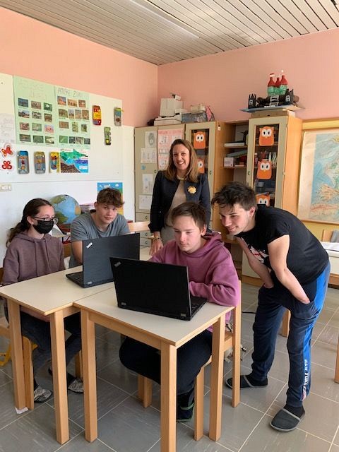 Donacija prenosnih računalnikov OŠ Franceta Bevka - oddelku otrok s posebnimi potrebami